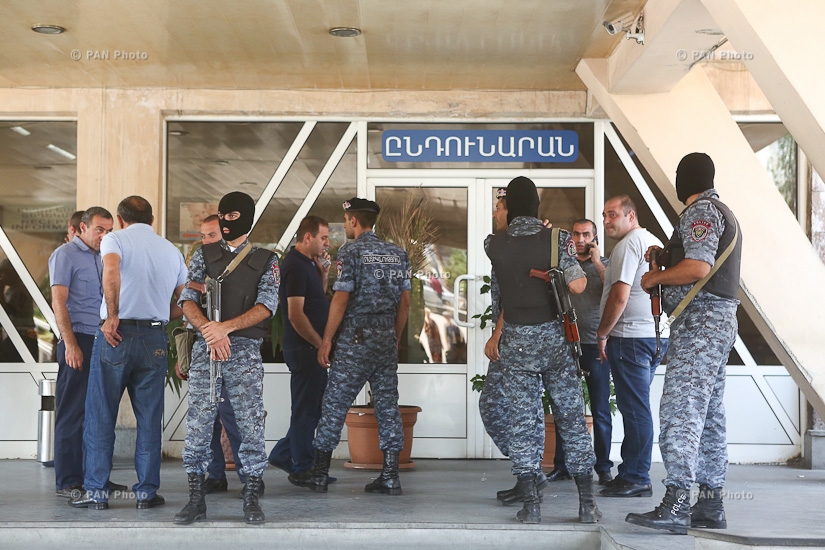 МЦ «Эребуни», где проходят лечение раненые в результате перестрелки с полицейскими члены вооруженной группы «Сасна црер»
