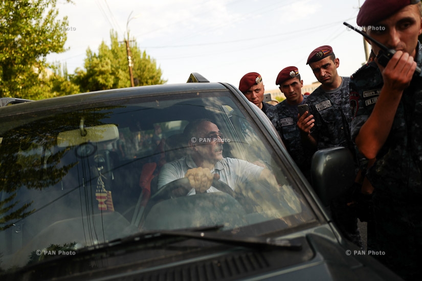 Полиция разогнала демонстрантов из территории захваченного полка ППС Полиции РА в Эребуни. День 11