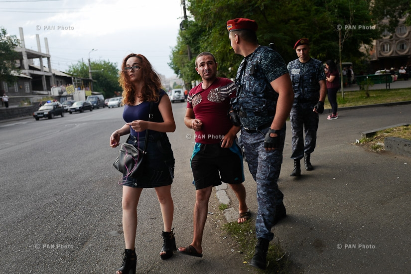 Полиция разогнала демонстрантов из территории захваченного полка ППС Полиции РА в Эребуни. День 11