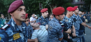 Полиция разогнала демонстрантов из территории захваченного полка ППС Полиции РА в Эребуни. День 11
