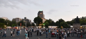 Митинг на площади Свободы в Ереване в поддержку вооруженной группы, захватившей здание полка ППС полиции РА в Эребуни