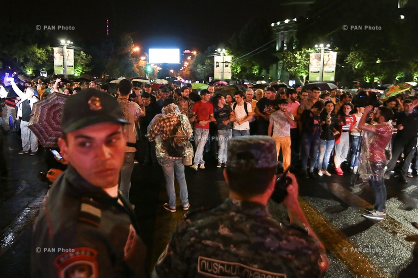 Митинг на площади Свободы в Ереване в поддержку вооруженной группы, захватившей здание полка ППС полиции РА в Эребуни: День 12