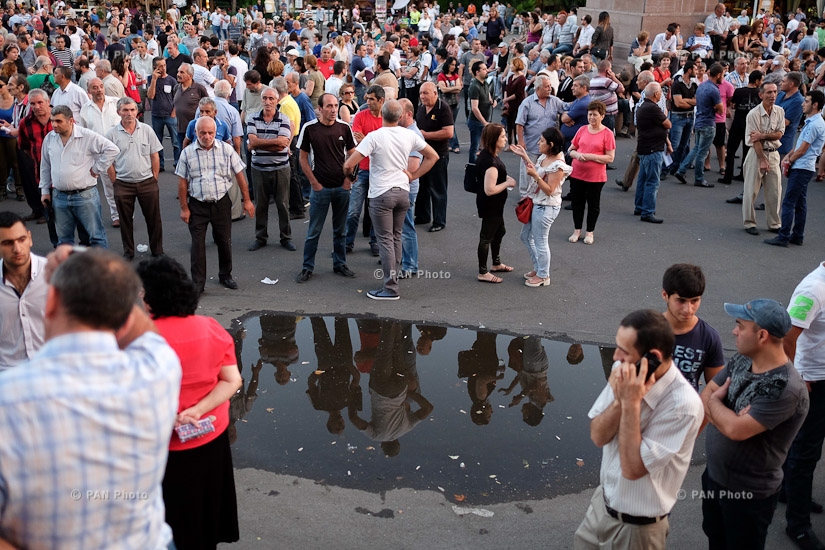 Митинг на площади Свободы в Ереване в поддержку вооруженной группы, захватившей здание полка ППС полиции РА в Эребуни: День 13