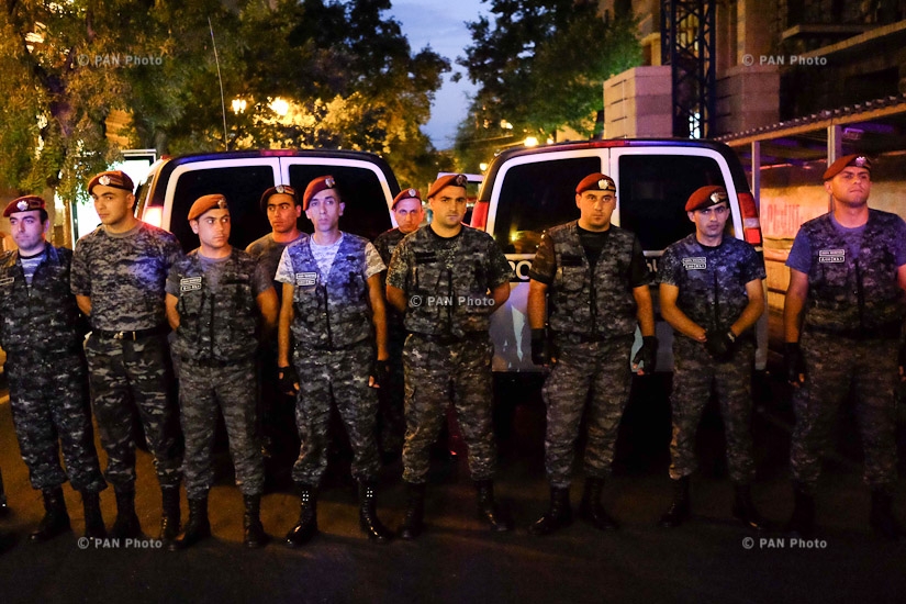 Марш протеста в поддержку вооруженной группы, захватившей здание полка ППС полиции РА в Эребуни: День 13