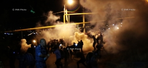  Полиция разогнала митинг сторонников вооруженной группы слезоточивым газом и светошумовыми гранатами