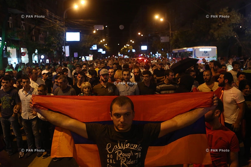 Марш протеста к резиденции президента Армении в поддержку вооруженной группы, захватившей здание полка ППС полиции РА в Эребуни: День 14
