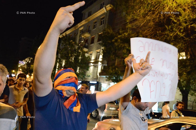 Марш протеста к резиденции президента Армении в поддержку вооруженной группы, захватившей здание полка ППС полиции РА в Эребуни: День 14