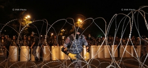 Марш протеста к резиденции президента Армении в поддержку вооруженной группы, захватившей здание полка ППС полиции РА в Эребуни: День 14