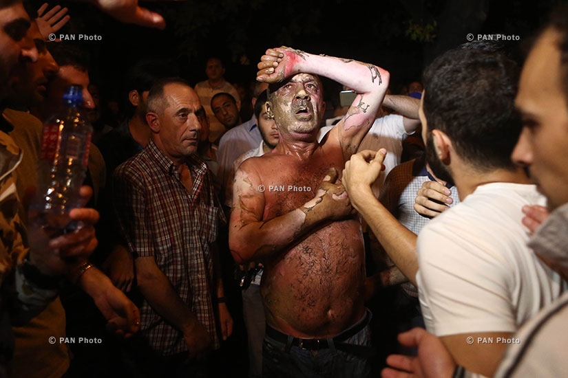 Демонстрант совершил попытку самосожжения во время митинга сторонников «Сасна црер»