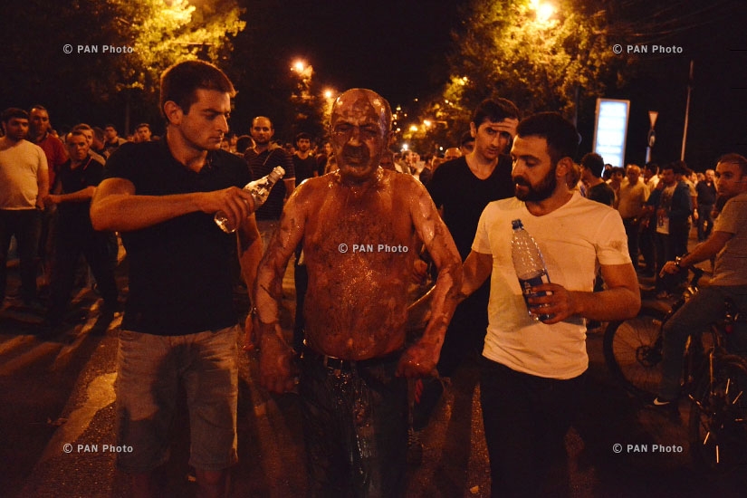Демонстрант совершил попытку самосожжения во время митинга сторонников «Сасна црер»