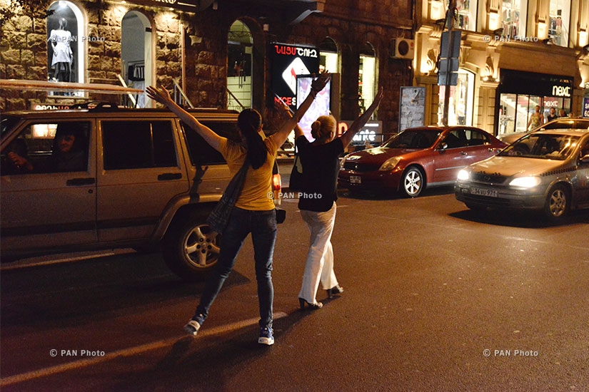 В Ереване прошло шествие в защиту сдавшихся членов группы «Сасна црер»