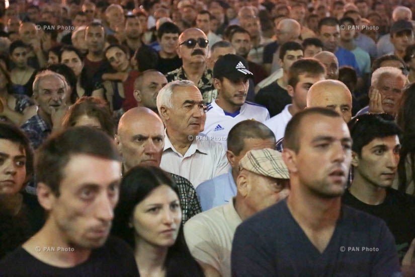 В Ереване прошло шествие в защиту сдавшихся членов группы «Сасна црер»