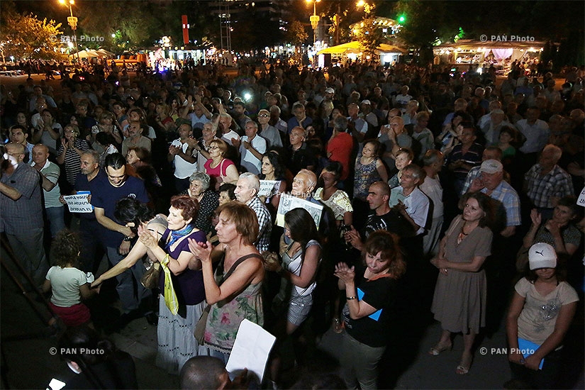 На площади Свободы в Ереване прошла акция протеста инициативы Мы хозяева нашей страны в защиту группы «Сасна црер»
