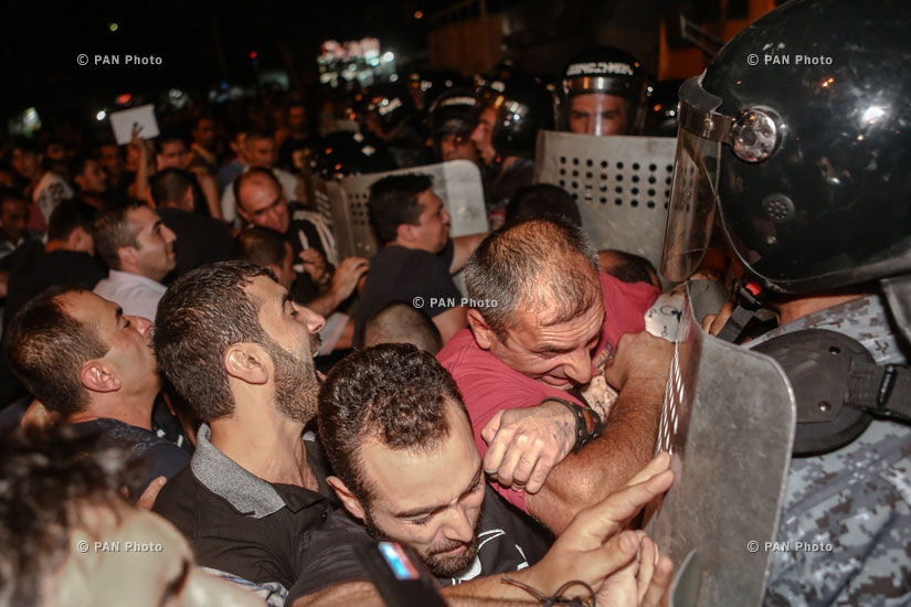 Rally participants and policemen clashed on Khorenatsi Street. Some of the demonstrators were throwing stones at policemen. Opposition MP Nikol Pashiyan, who was at the scene, urged demonstrators against succumbing to provocations and throwing stones.