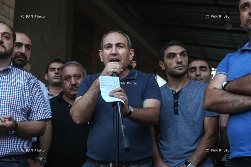 Армянский оппозиционный депутат Никол Пашинян выступает на улице Хоренаци, где заявляет, что участники из группы не являются террористами. «Они - преданные родине люди, уставшие от беззакония», - говорит Пашинян.