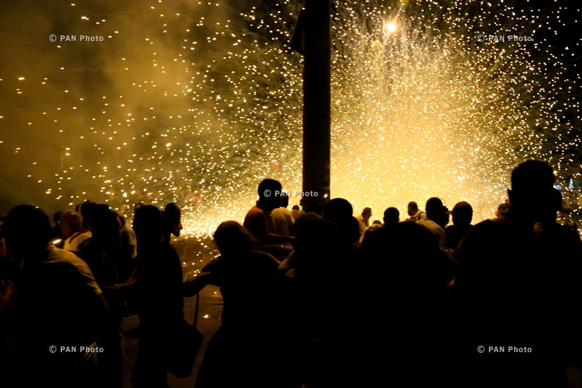 Полиция применяет слезоточивый газ и шумовые бомбы после того, как демонстранты стали бросать в них камни и другие предметы.   В результате столкновений вечером 20-го и в ночь на 21 июля пострадал 51 человек, 136 были задержаны.