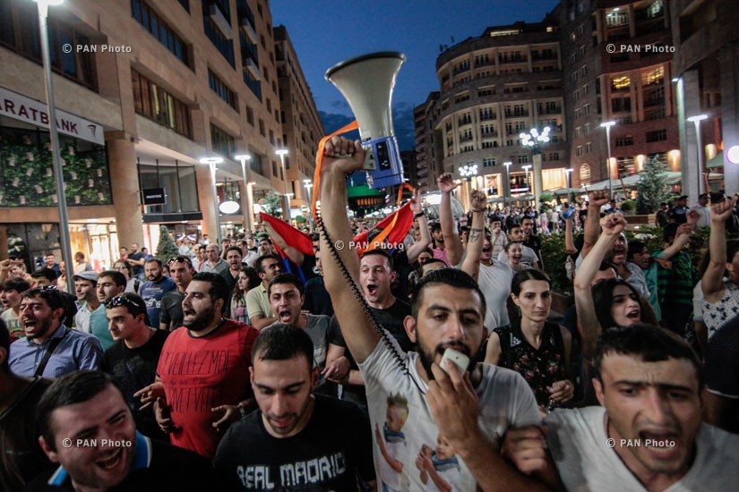 Starting from the evening of July 17, rallies in support of Sasna Tsrer were held at Khorenatsi Street, close to the seized police station.