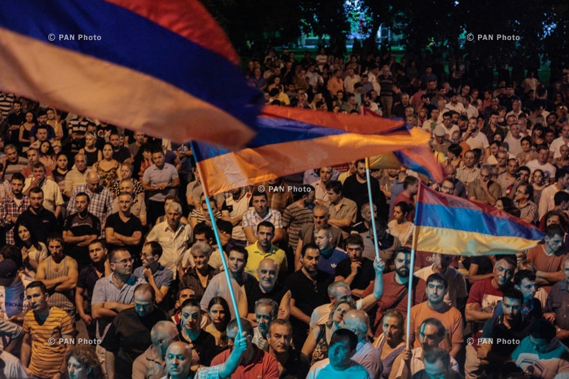  Участники акции на улице Мовсеса Хоренаци в поддержку вооруженной группы, захватившей здание полка патрульно-постовой службы в Ереване, организовали шествие на площадь Республики.