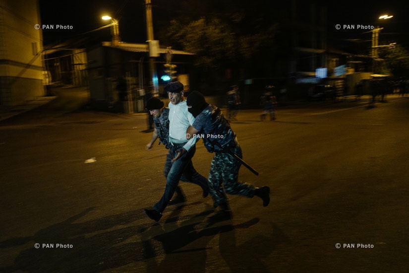 При разгоне акции протеста в районе Сари тах поздно вечером 29-го июля полицейские применили насилие по отношению к журналистам, тем самым препятствуя их деятельности.