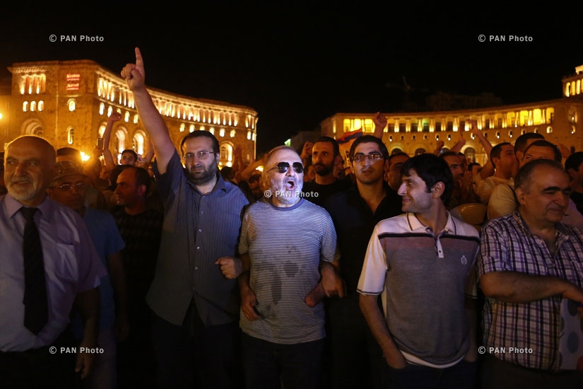  Тысячи человек выходят на очередное шествие по улицам Еревана.