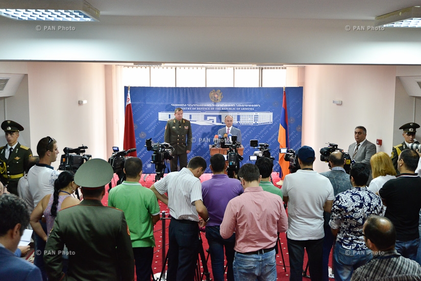Пресс-конференция министра обороны Армении Сейрана Оганяна и министра обороны Белоруссии Андрея Равкова