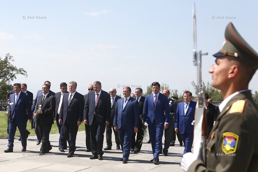 Georgia's Prime Minister Giorgi Kvirikashvili visits Tsitsernakaberd Memorial and Armenian Genocide Museum-Institute