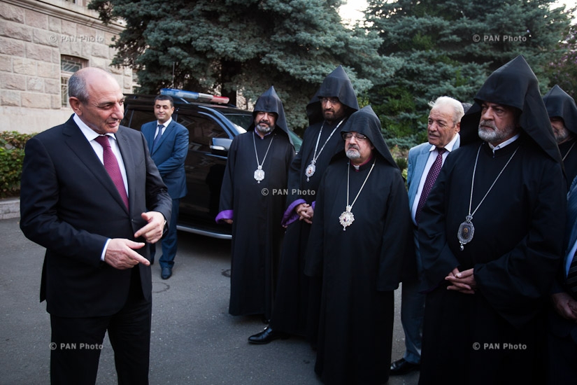 Президент Республики Арцах Бако Саакян принял членов Высшего духовного совета Армянской Апостольской Церкви 