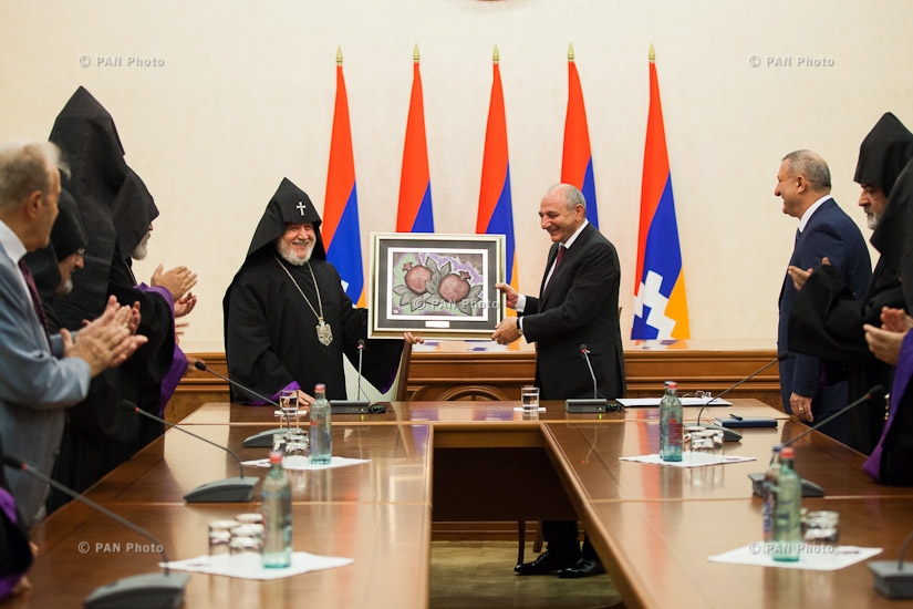 Президент Республики Арцах Бако Саакян принял членов Высшего духовного совета Армянской Апостольской Церкви 