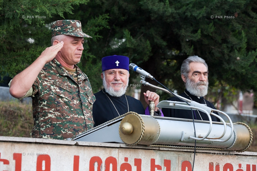 Католикос Всех Армян Гарегин II в сопровождении членов Верховного Духовного Совета Армянской Апостольской Церкви посетил одну из воинских частей в Арцахе