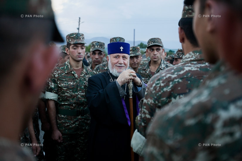 Католикос Всех Армян Гарегин II в сопровождении членов Верховного Духовного Совета Армянской Апостольской Церкви посетил одну из воинских частей в Арцахе