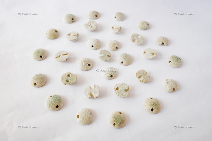  Միջին բրոնզեդարյան հախճապակե կոճակներ. Ք.ա. XIX-XVIII դդ.