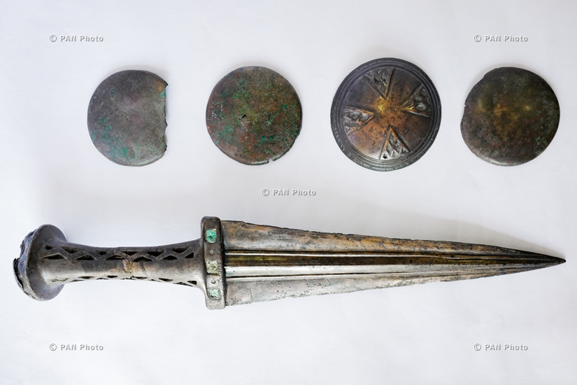 Ուշ բրոնզեդարյան դաշույն, զրահաբաճկոնի կոճակներ. Ք.ա. XIV-XIII դդ. 