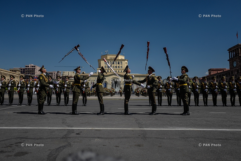 Праздничный парад, организованный в честь 25-летия независимости Армении
