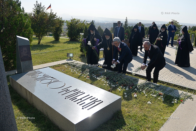 Высокопоставленные лица РА и НКР во главе с президентом Сержем Саргсяном посетили мемориал «Ераблур»