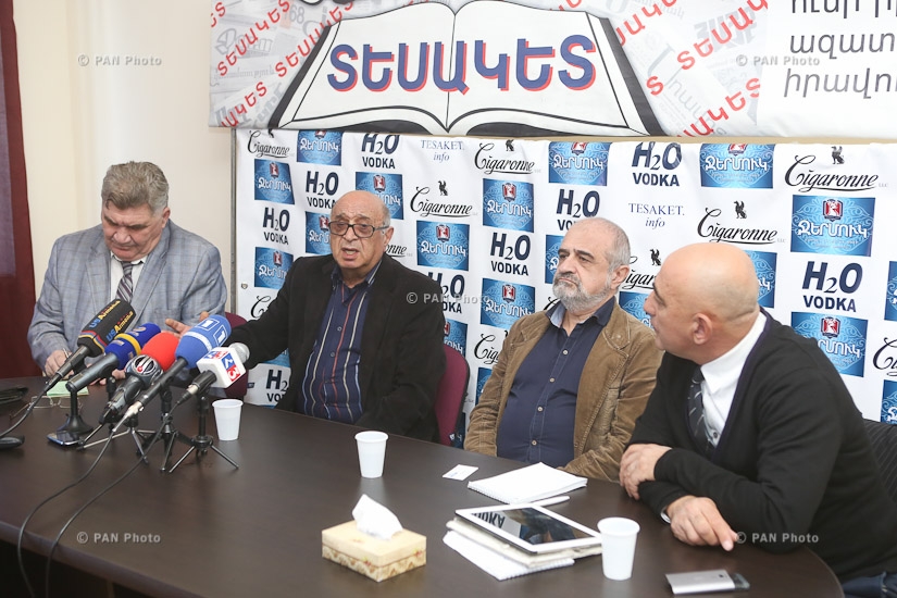 Press conference of sculptor Tigran Arzumanyan, Yerevan Writers' Union head Abgar Apinyan and 