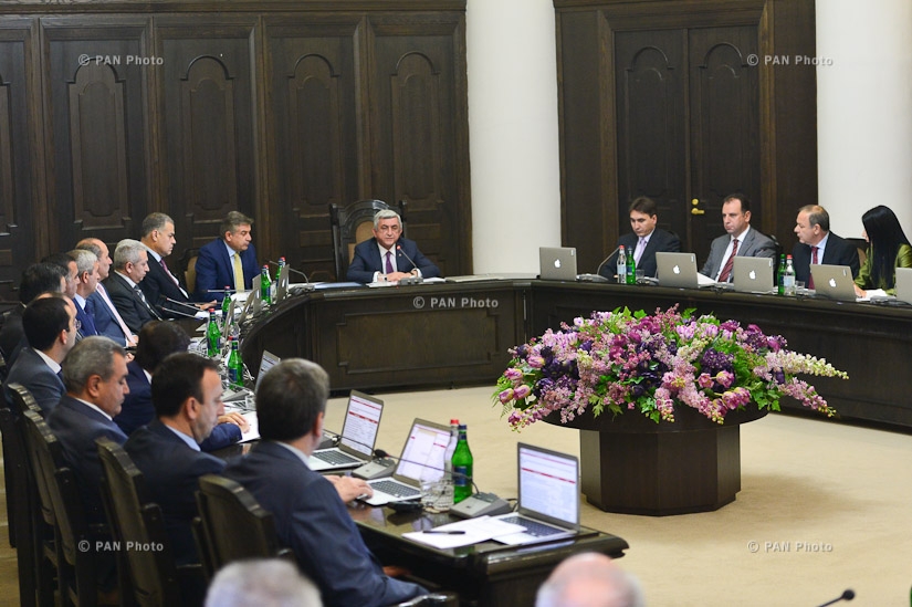 Armenian President Serzh Sargsyan meets with the members of New Government