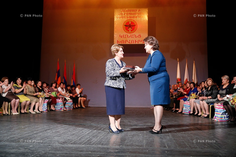 Учителя погибших в апрельской войне военнослужащих были награждены на  посвященной Дню учителя церемонии, организованной Советом женщин РПА