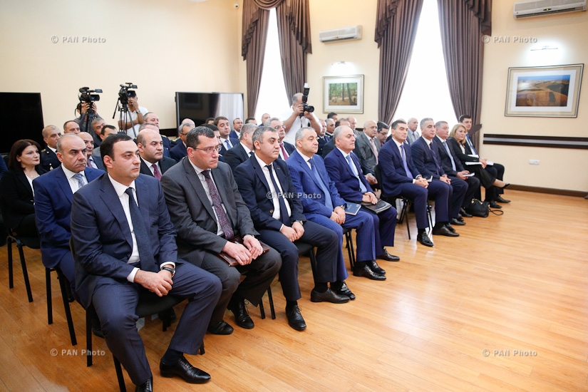 Премьер-министр Армении Карен Карапетян предстваил новоназначенного председателя Комитета государственных доходов Вардана Арутюняна сотрудникам ведомства 