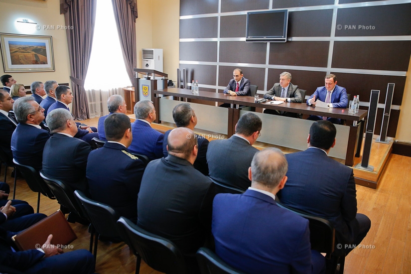 Премьер-министр Армении Карен Карапетян предстваил новоназначенного председателя Комитета государственных доходов Вардана Арутюняна сотрудникам ведомства 