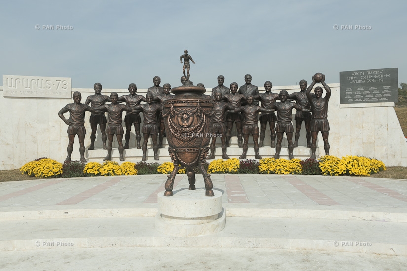 В Ереване открылась скульптурная группа, посвященная футбольной команде «Арарат-73»