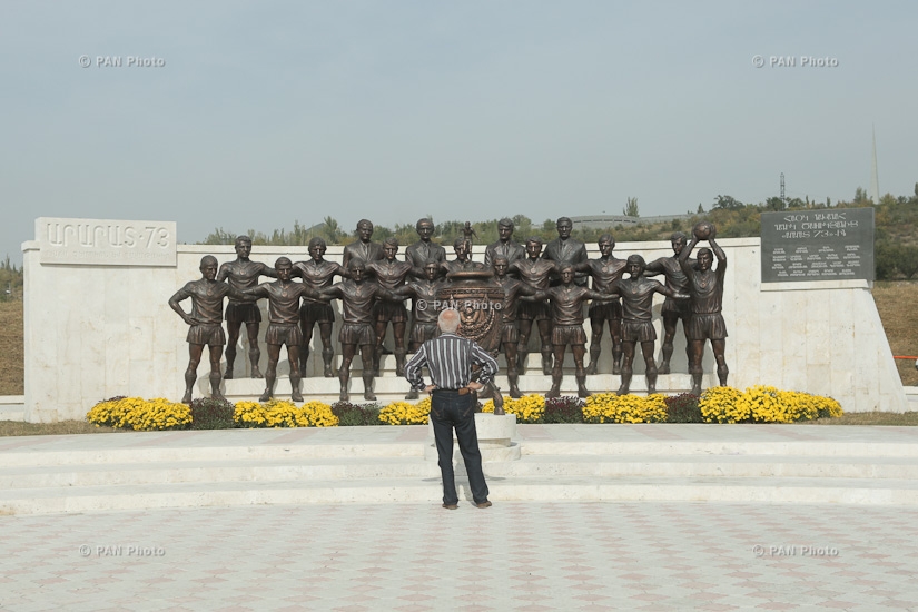  «Արարատ 73»-ին նվիրված ֆուտբոլային թիմի արձանախումբը «Հրազդան» մարզադատի հարևանությամբ
