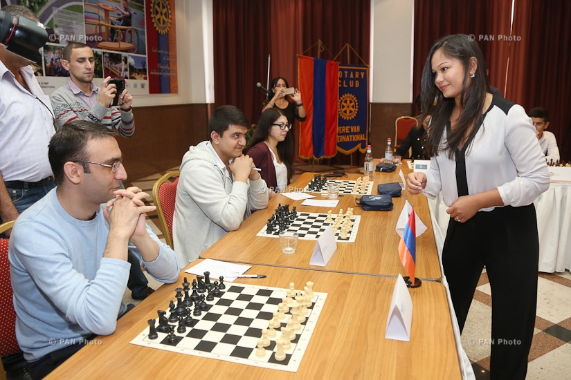 Чемпион Филиппин и Австралии по шахматам Ариана Каоили  провела благотворительный сеанс игры в шахматы на 40 досках