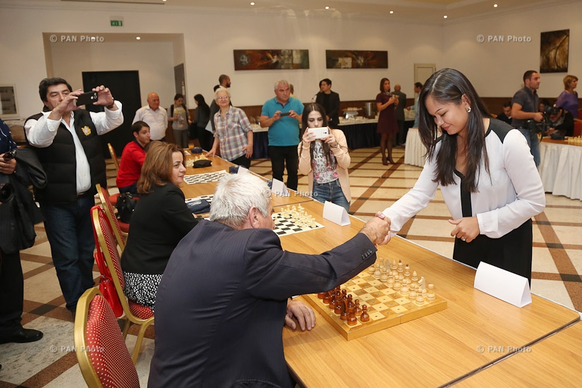 Чемпион Филиппин и Австралии по шахматам Ариана Каоили  провела благотворительный сеанс игры в шахматы на 40 досках