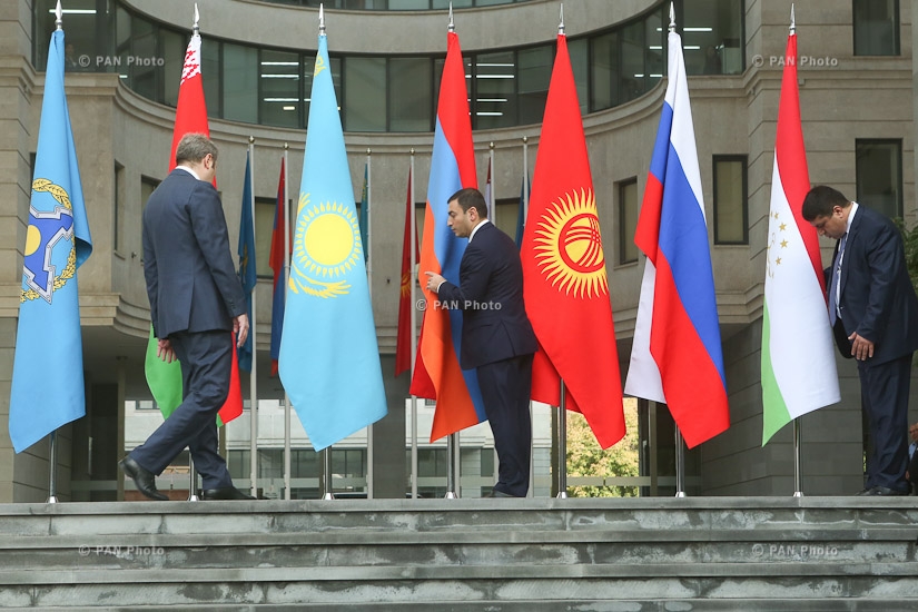 Генеральный секретарь ОДКБ Николай Бордюжа и министр иностранных дел Армении Эдвард Налбандян встретили участников сессии Совета коллективной безопасности ОДКБ