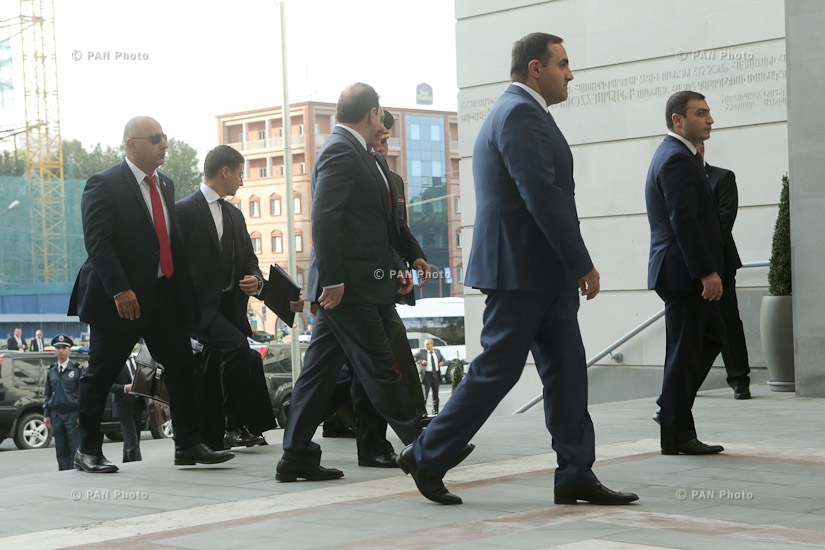 Генеральный секретарь ОДКБ Николай Бордюжа и министр иностранных дел Армении Эдвард Налбандян встретили участников сессии Совета коллективной безопасности ОДКБ