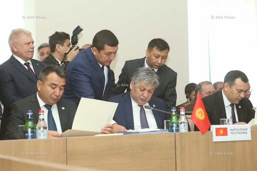 Церемония подписания документов во время совместного заседания уставных органов ОДКБ