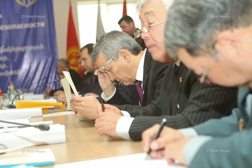 Церемония подписания документов во время совместного заседания уставных органов ОДКБ