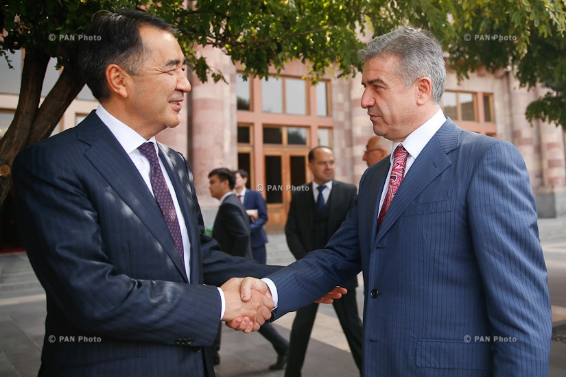 Премьер-минстр Армении Карен Карапетян принял делегацию во главе с премьер-министром Казахстана  Бакытжаном Сагинтаевым
