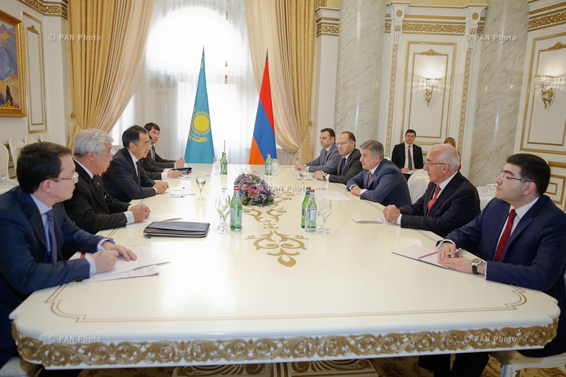 Премьер-минстр Армении Карен Карапетян принял делегацию во главе с премьер-министром Казахстана  Бакытжаном Сагинтаевым