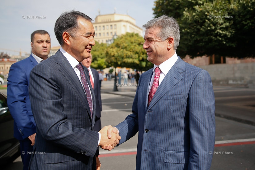 Armenian PM Karen Karapetyan receives delegation headed by Kazakhstan's PM  Bakytzhan Sagintayev 